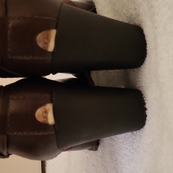 UGGS 100% AUTHENTIC EXCELLENT CONDITION (Like New) - Picture 16 of 16